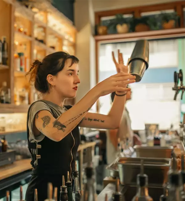 Hawaii bartender preparing a cocktail as part of Hawaii Bartending License